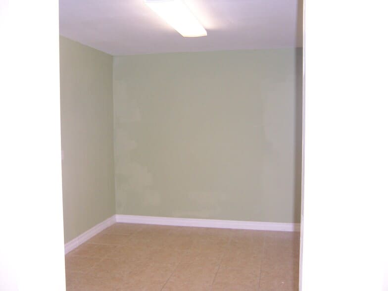 18546 Sherman Way, Reseda, CA à louer - Photo du bâtiment - Image 2 de 5