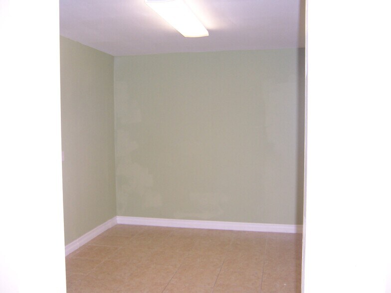 18546 Sherman Way, Reseda, CA à louer - Photo du bâtiment - Image 2 de 5