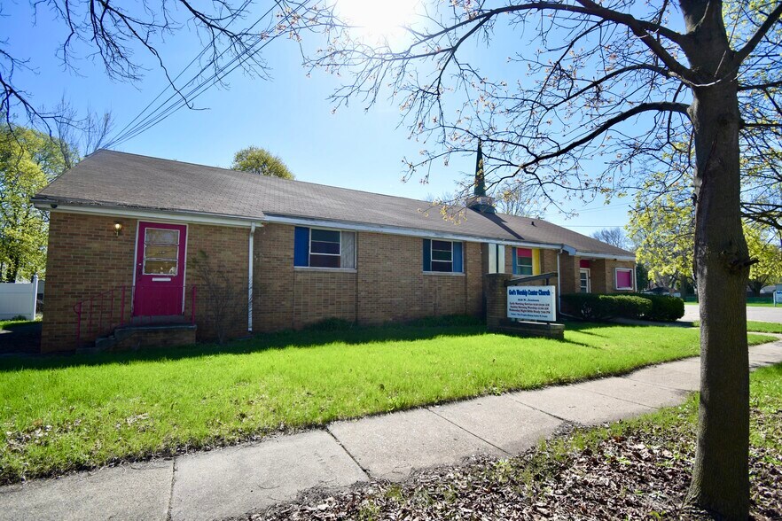 818 N Jenison Ave, Lansing, MI à vendre - Photo du bâtiment - Image 2 de 9