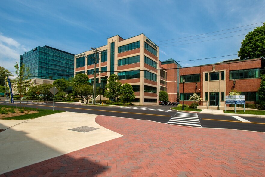 10 Glover Ave, Norwalk, CT à louer - Photo du bâtiment - Image 3 de 4