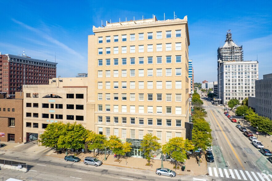 101 SW Adams St, Peoria, IL à louer - Photo du bâtiment - Image 2 de 6