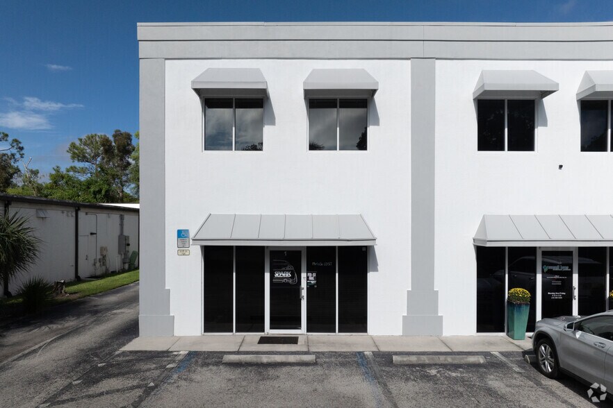 1085 Business Ln, Naples, FL à louer - Photo du bâtiment - Image 2 de 4