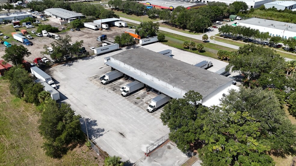9805 Solar Dr, Tampa, FL for lease - Building Photo - Image 2 of 6
