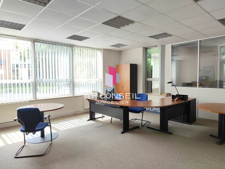 Office in Guyancourt for lease - Interior Photo - Image 3 of 6