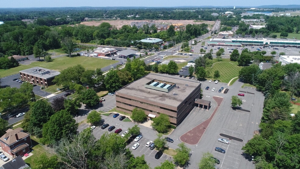 1230 Parkway Ave, Ewing, NJ à louer - Photo du bâtiment - Image 3 de 9