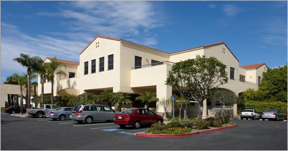 20250 SW Acacia St, Newport Beach, CA à louer - Photo du bâtiment - Image 3 de 6