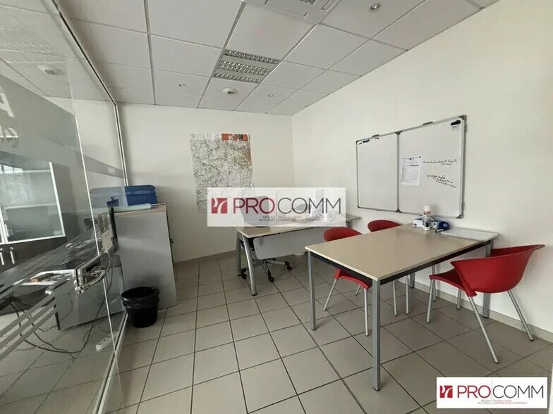 Retail in Luisant for lease - Interior Photo - Image 3 of 7