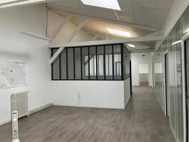 Industrial in Montrouge for lease - Interior Photo - Image 2 of 7
