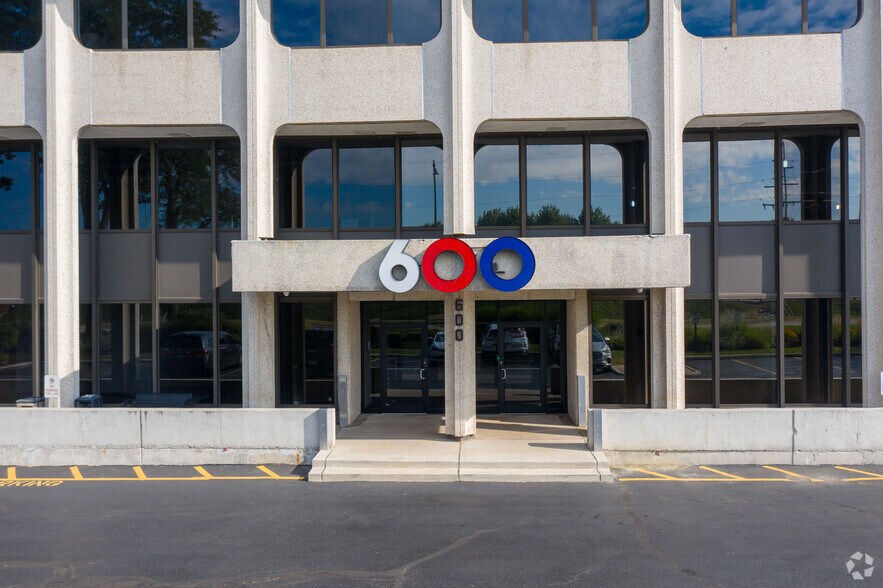 600 22nd St, Oak Brook, IL à louer - Photo du bâtiment - Image 3 de 5