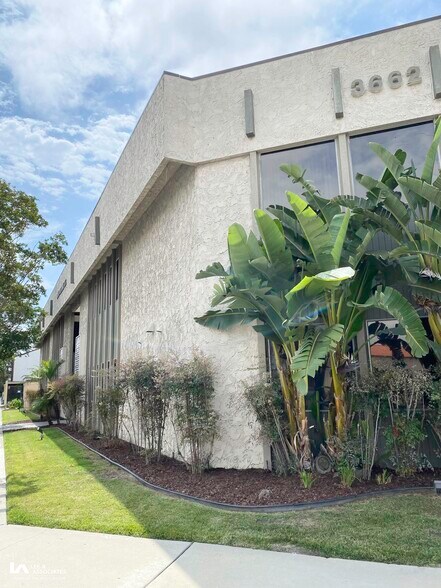 3662 Katella Ave, Los Alamitos, CA à louer - Photo du bâtiment - Image 2 de 22