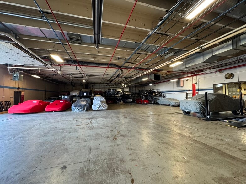 777 Kuehn Ct, Neenah, WI for sale - Interior Photo - Image 2 of 8