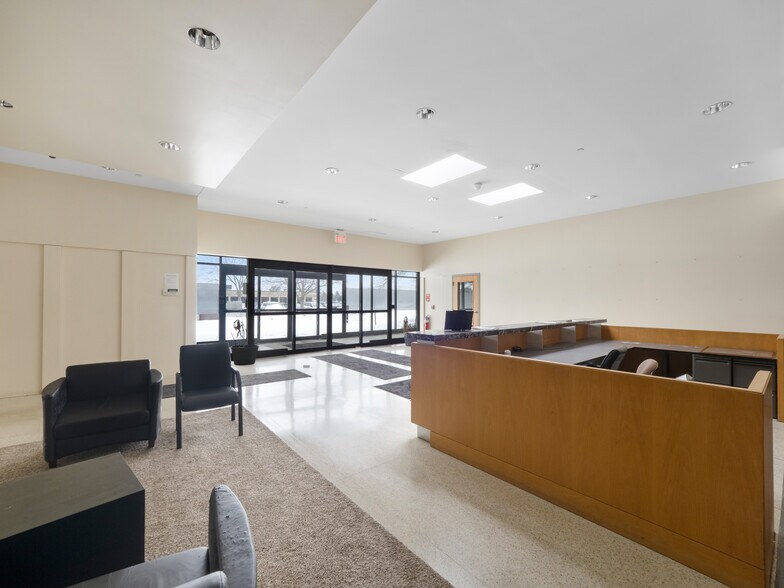 1400 S Wolf Rd, Wheeling, IL à vendre - Photo du bâtiment - Image 3 de 8