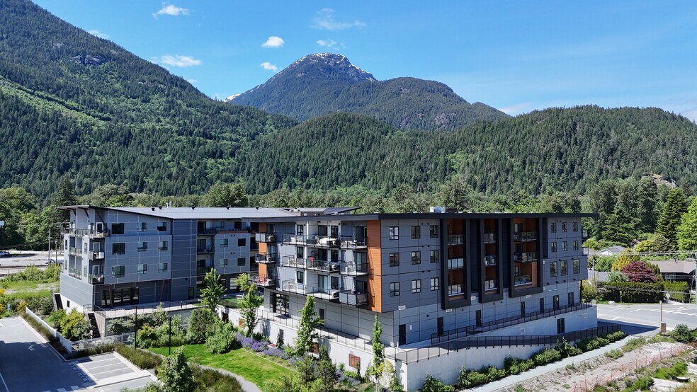 39668 Government Rd, Squamish, BC à vendre - Photo du bâtiment - Image 2 de 11