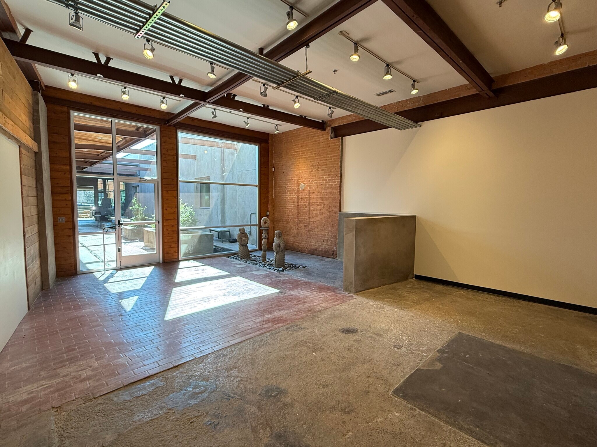 4000 East Side Ave, Dallas, TX for lease Interior Photo- Image 1 of 6