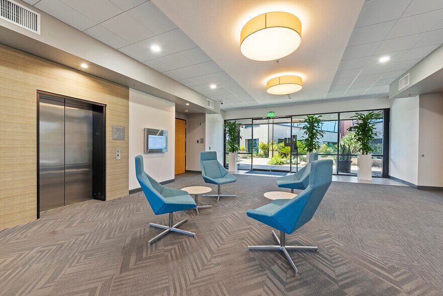 5900 La Place Ct, Carlsbad, CA à louer - Photo intérieure - Image 2 de 15