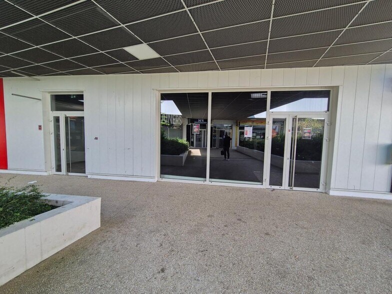 Retail in Longperrier for lease - Building Photo - Image 3 of 3