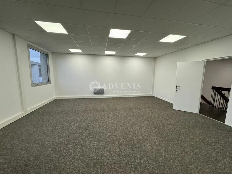 Office in Tremblay-en-France for lease - Interior Photo - Image 3 of 7