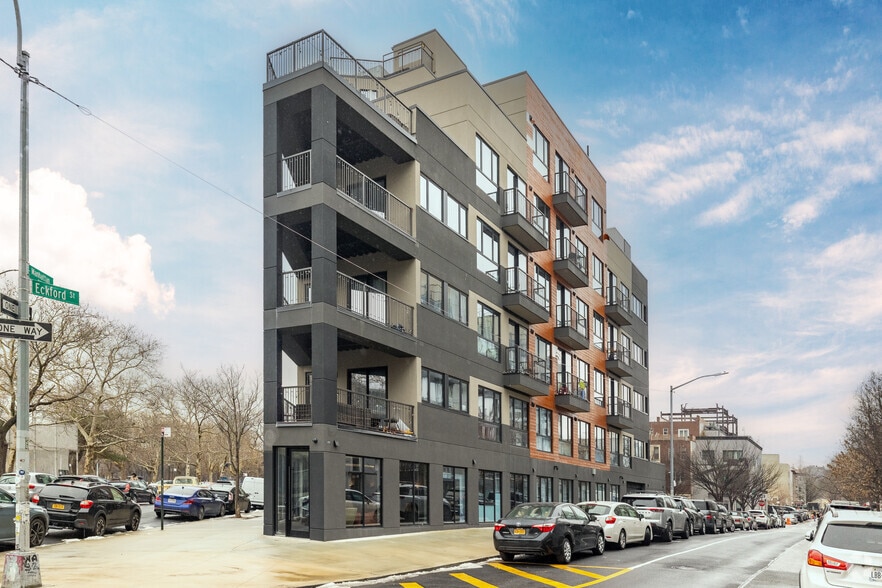 494 Manhattan Ave, Brooklyn, NY for lease - Primary Photo - Image 2 of 6