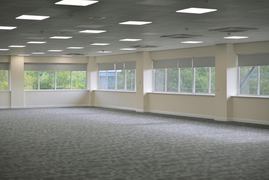 Gateway Crescent, Oldham for lease - Interior Photo - Image 2 of 10