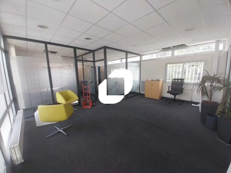 Office in Marly-le-Roi for lease - Interior Photo - Image 2 of 8