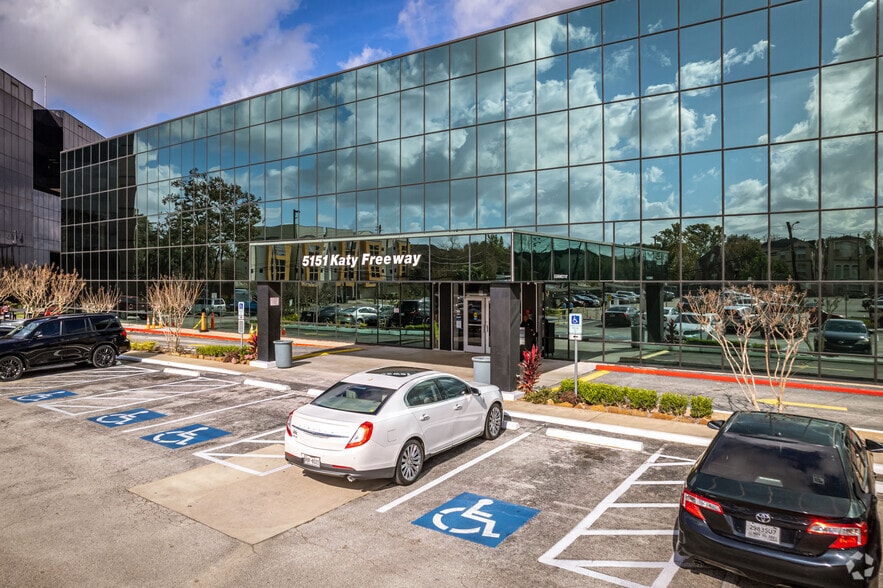 5151 Katy Fwy, Houston, TX à louer - Photo du bâtiment - Image 3 de 13