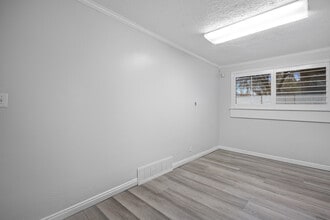 9386 S Redwood Rd, West Jordan, UT à vendre Photo intérieure- Image 2 de 3