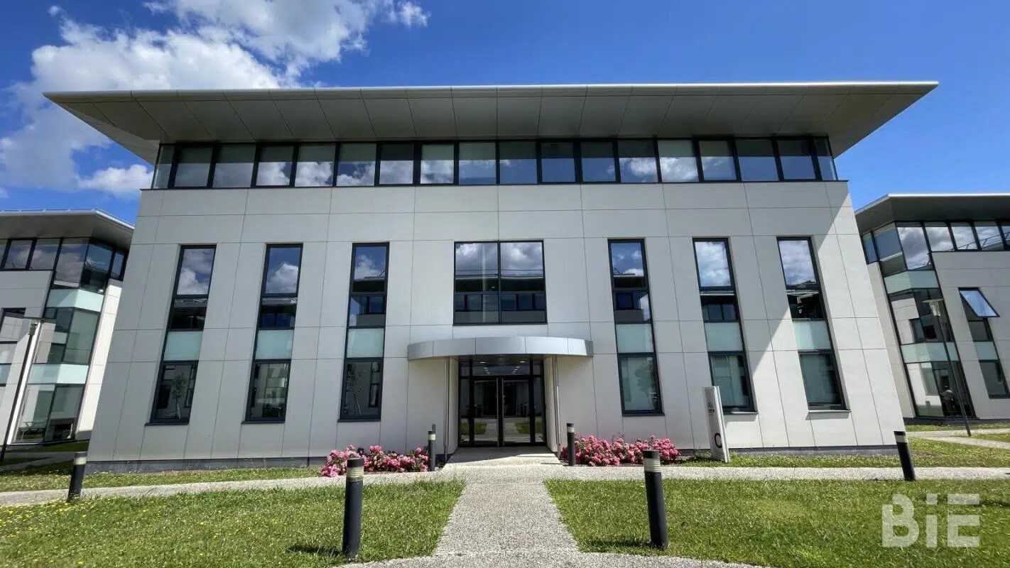 Office in Le Haillan for lease Building Photo- Image 1 of 9