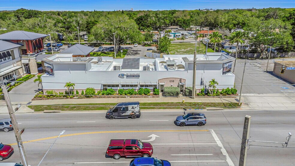 1030 W Bay Dr, Largo, FL à louer - Photo du bâtiment - Image 3 de 40