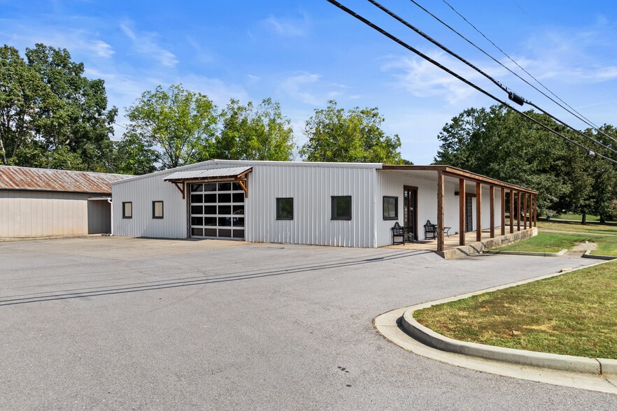 983 W Shadburn Ave, Buford, GA for lease - Building Photo - Image 1 of 1