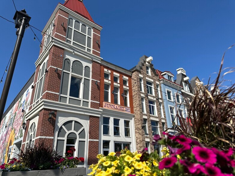 10704 120 St NW, Edmonton, AB à louer - Photo du bâtiment - Image 2 de 43