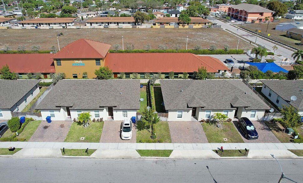 1538 W 26th Ct, Riviera Beach, FL for sale - Primary Photo - Image 1 of 2