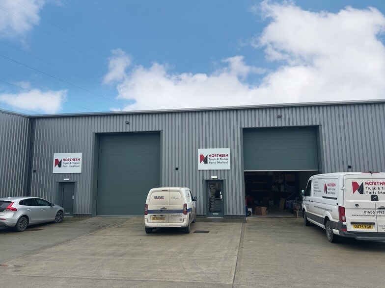 11 Cherry Farm Close, Malton for lease - Building Photo - Image 2 of 2