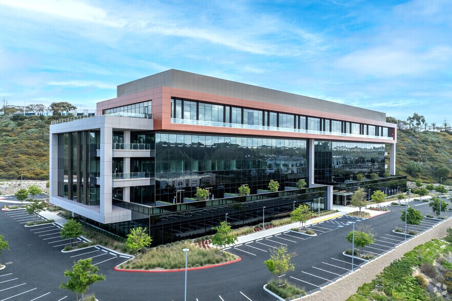 4930 Directors Pl, San Diego, CA à louer - Photo du bâtiment - Image 3 de 55