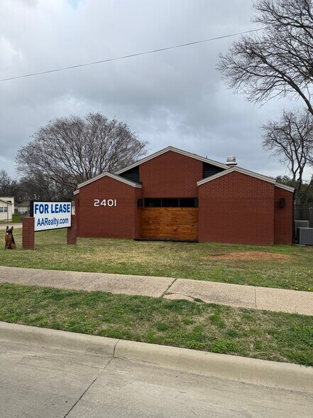 2401 W Green Oaks Blvd, Arlington, TX à louer - Photo du bâtiment - Image 2 de 25