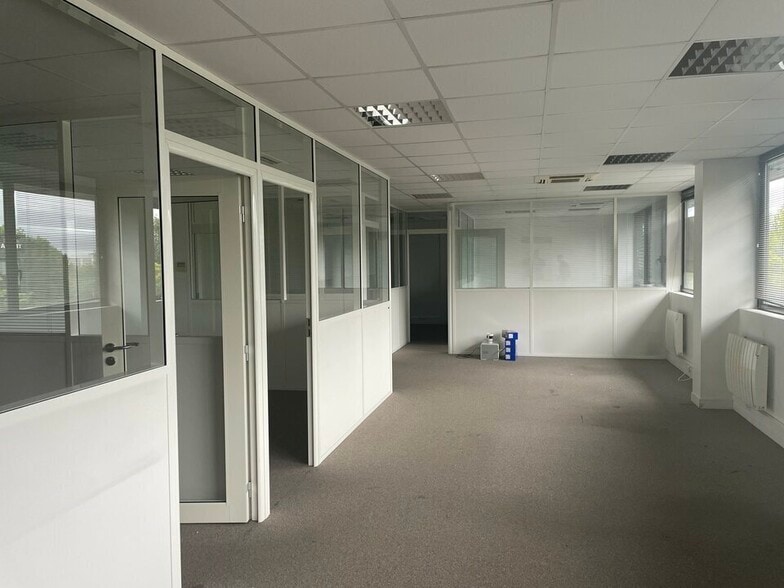 Flex in Montévrain for lease - Building Photo - Image 2 of 3