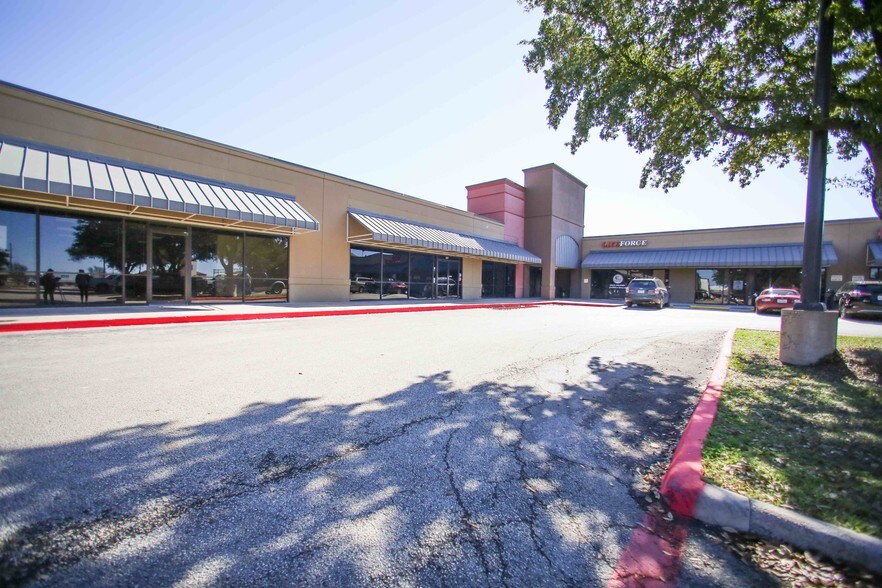 2120-2132 N Mays St, Round Rock, TX à louer - Photo du bâtiment - Image 2 de 5