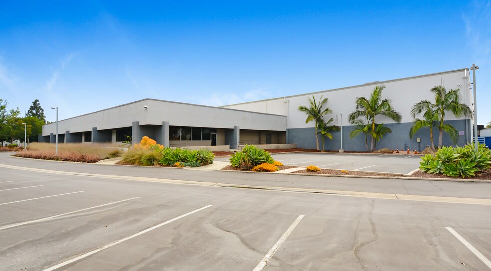 3232 W MacArthur Blvd, Santa Ana, CA à louer - Photo du bâtiment - Image 2 de 9