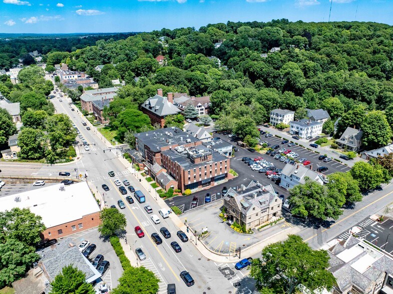 326-330 Washington St, Wellesley, MA à louer - Photo du bâtiment - Image 2 de 2