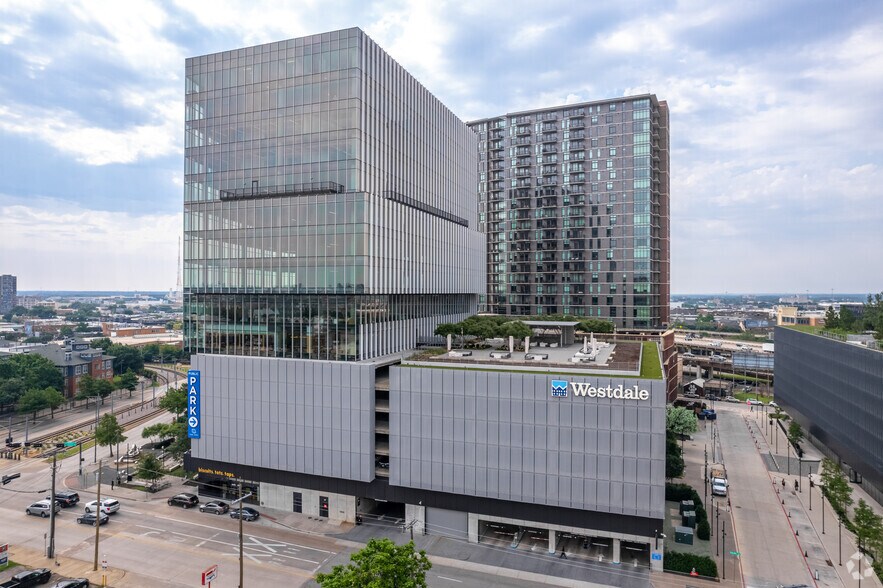 2550 Pacific Ave, Dallas, TX à louer - Photo du bâtiment - Image 2 de 30
