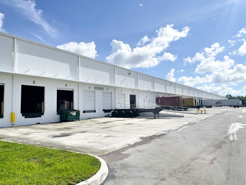 1530 NW 98th Ct, Miami, FL à louer - Photo du bâtiment - Image 3 de 7