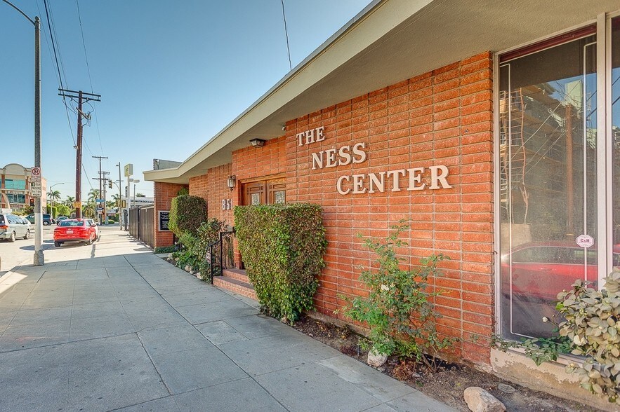 8512 Whitworth Dr, Los Angeles, CA à louer - Photo principale - Image 1 de 26