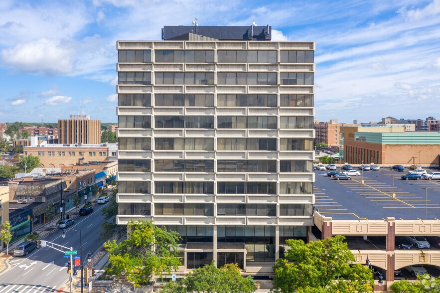 701 Lee St, Des Plaines, IL à louer - Photo du bâtiment - Image 3 de 12