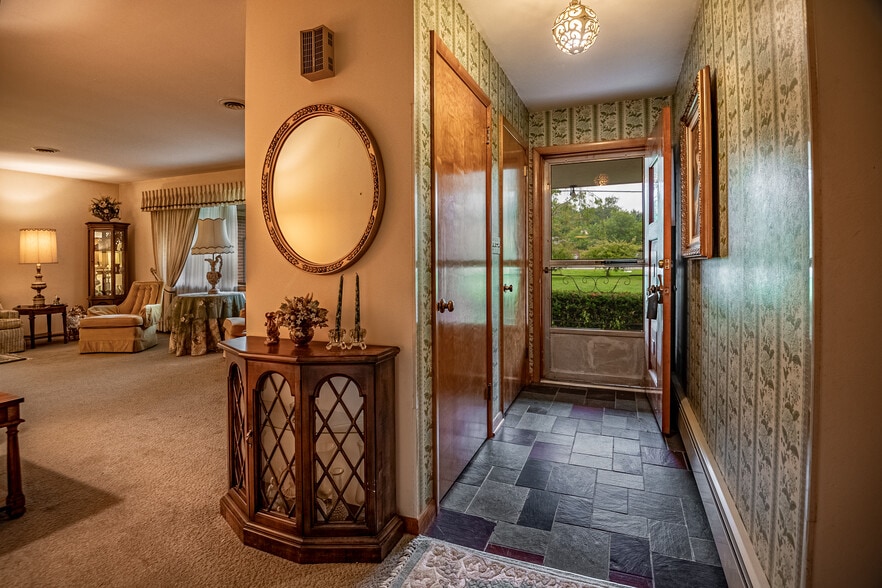 519 N Hermitage Rd, Hermitage, PA for sale - Interior Photo - Image 3 of 55