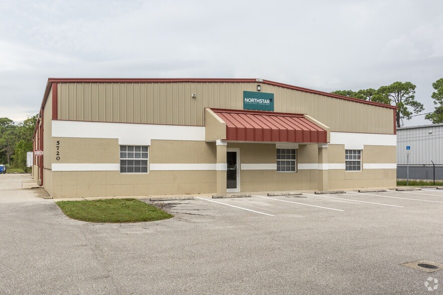 5720 Zip Dr, Fort Myers, FL à louer - Photo principale - Image 1 de 5