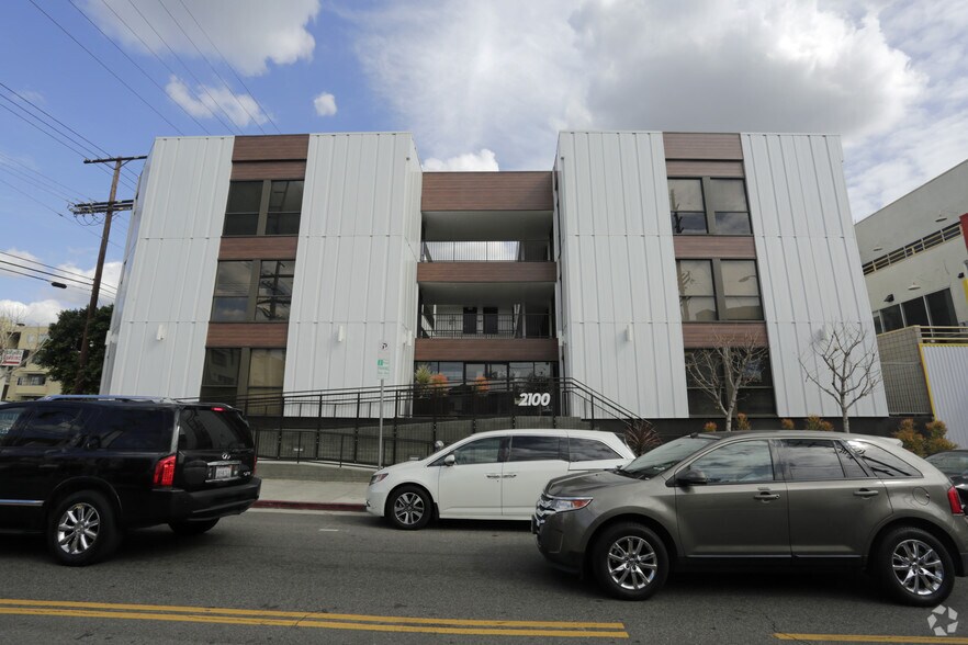 2100 Sawtelle Blvd, Los Angeles, CA à louer - Photo du bâtiment - Image 3 de 4