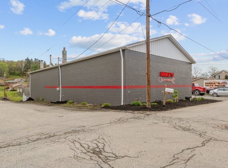 700 Roosevelt St, Youngwood, PA à vendre - Photo principale - Image 1 de 6