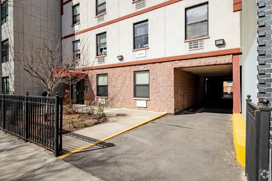 1251 Dekalb Ave, Brooklyn, NY à vendre - Photo du bâtiment - Image 3 de 6