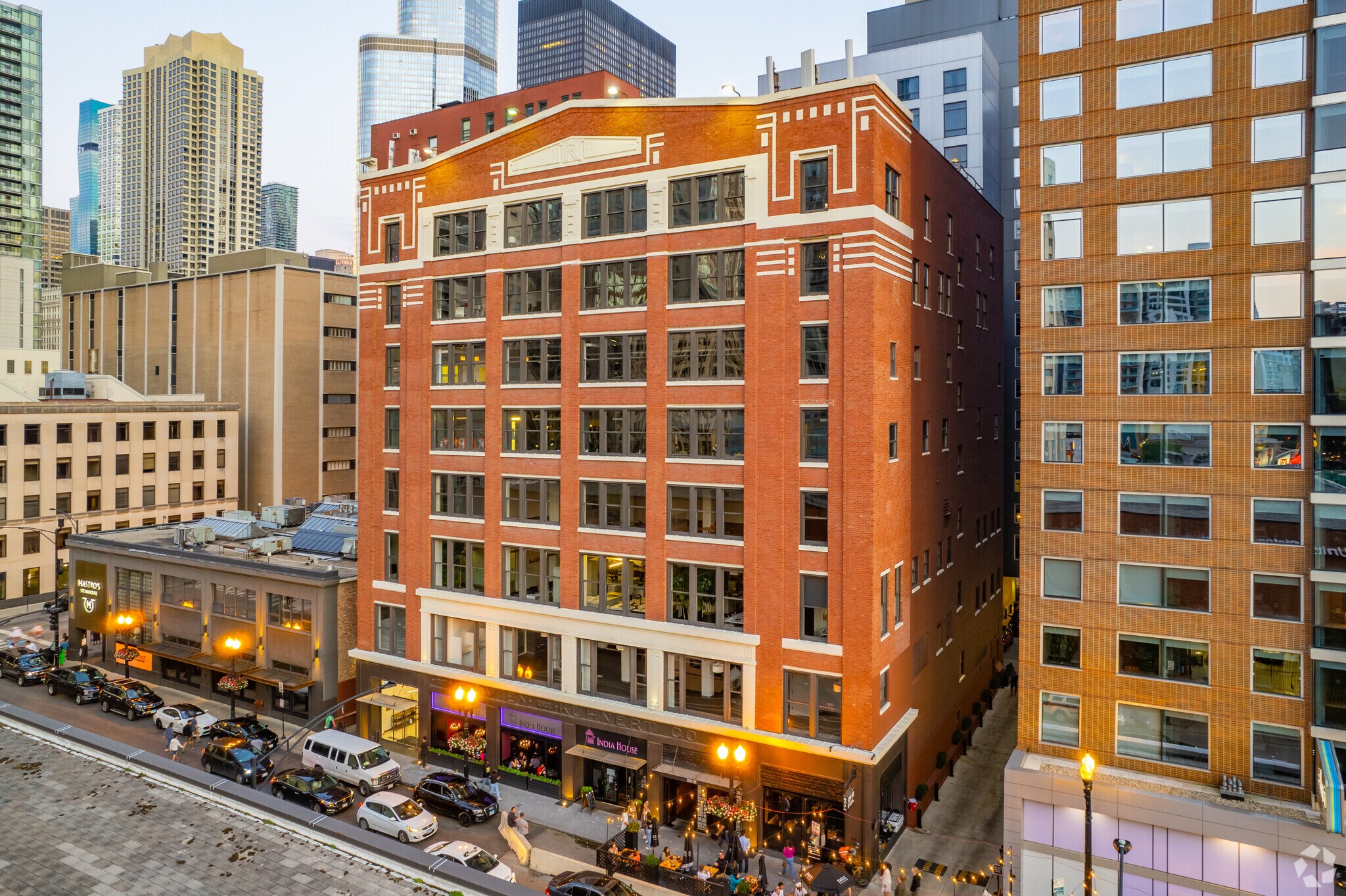 57-59 W Grand Ave, Chicago, IL à louer Photo du bâtiment- Image 1 de 4