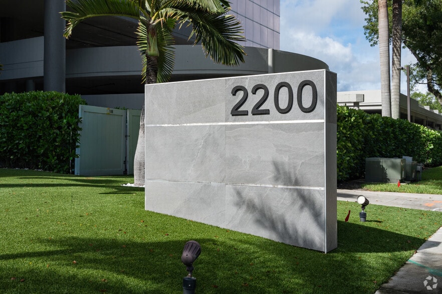 2200 NW Corporate Blvd, Boca Raton, FL for lease - Building Photo - Image 3 of 10