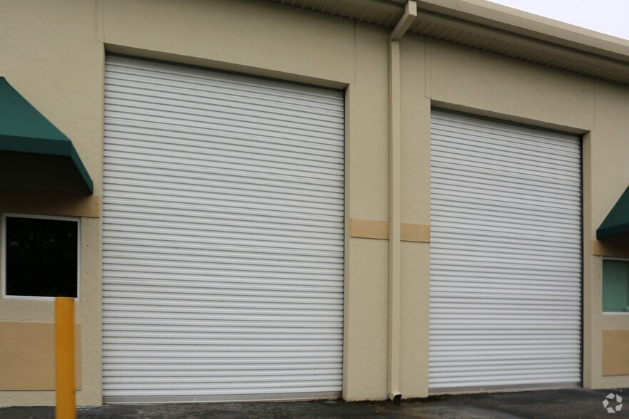 535-545 NW Mercantile Pl, Port Saint Lucie, FL à louer - Photo du bâtiment - Image 3 de 11